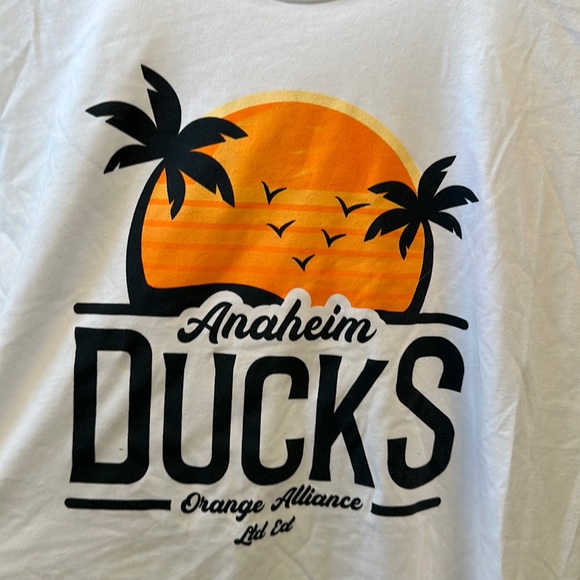 Anaheim Ducks Tshirt - Picture 2 of 7